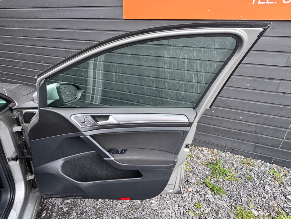 2015 Volkswagen Golf - image 15