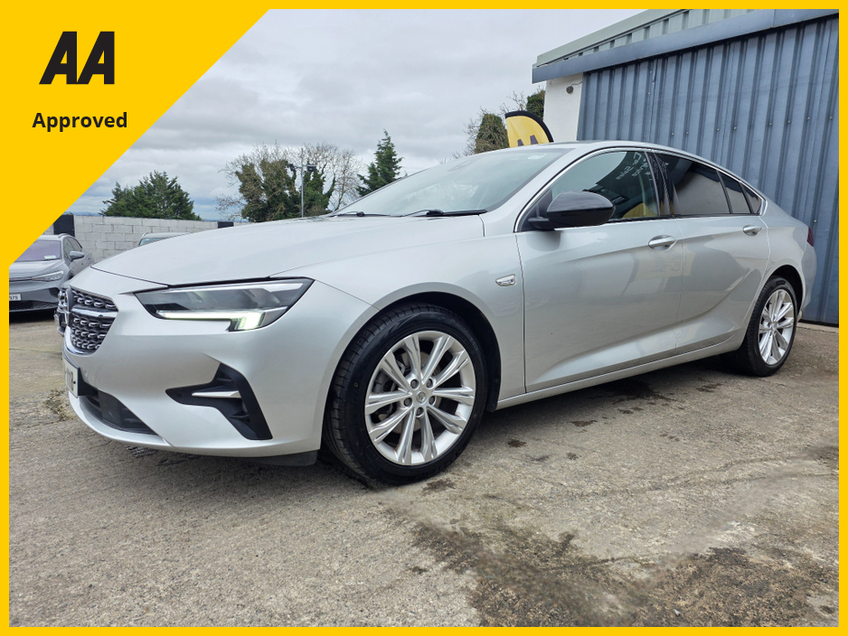 2022 Opel Insignia - image 3