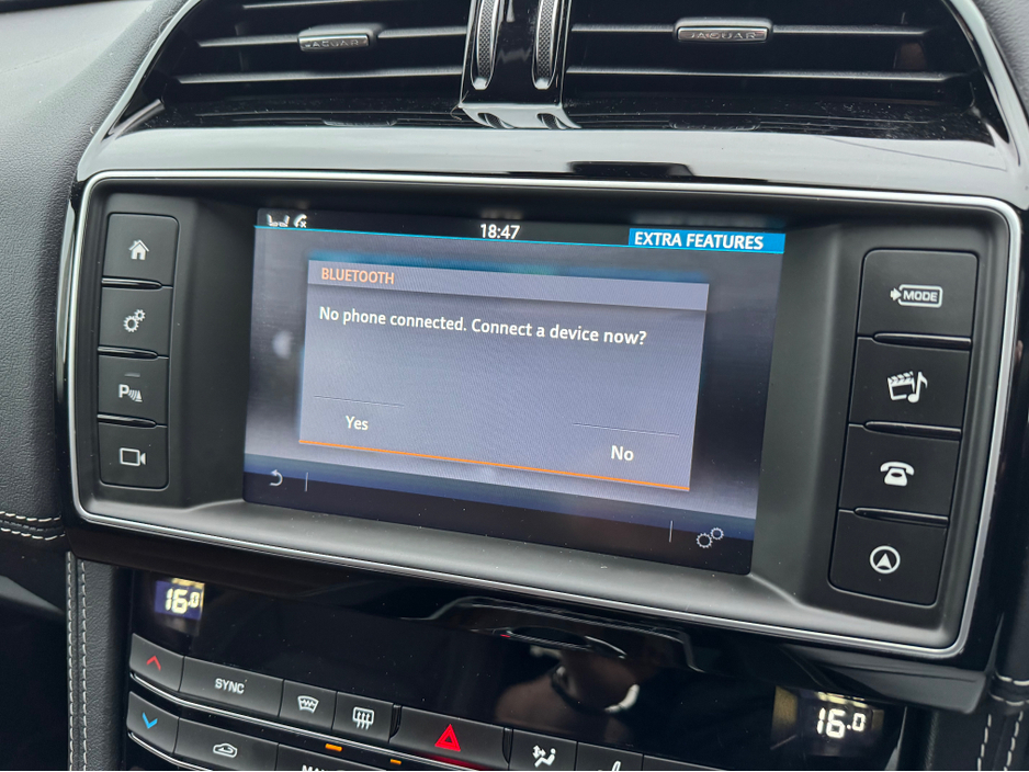 2016 Jaguar F-Pace - image 27