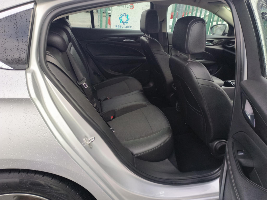 2019 Opel Insignia - image 13