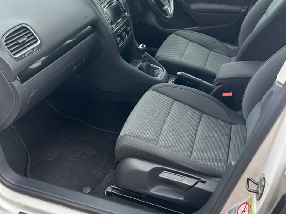 2013 Volkswagen Golf - image 5