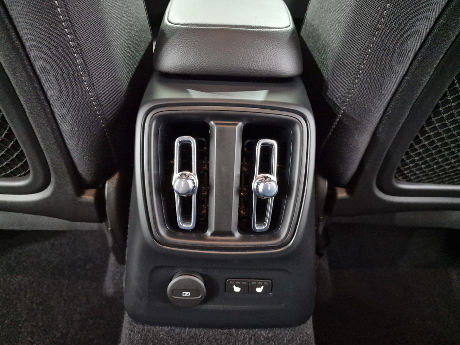 2022 Volvo XC40 T4 RECHARGE PLUS DARK AUTOMATIC **ONE OWNER / APPLE CARPLAY / BLIND SPOT ASSIST / CRUISE CONTROL / ELECTRIC BOOTLID / HEATED FRONT & REAR SEATS / REVERSE CAMERA / SAT NAV / WIRELESS PHONE CHARGING** €33,900