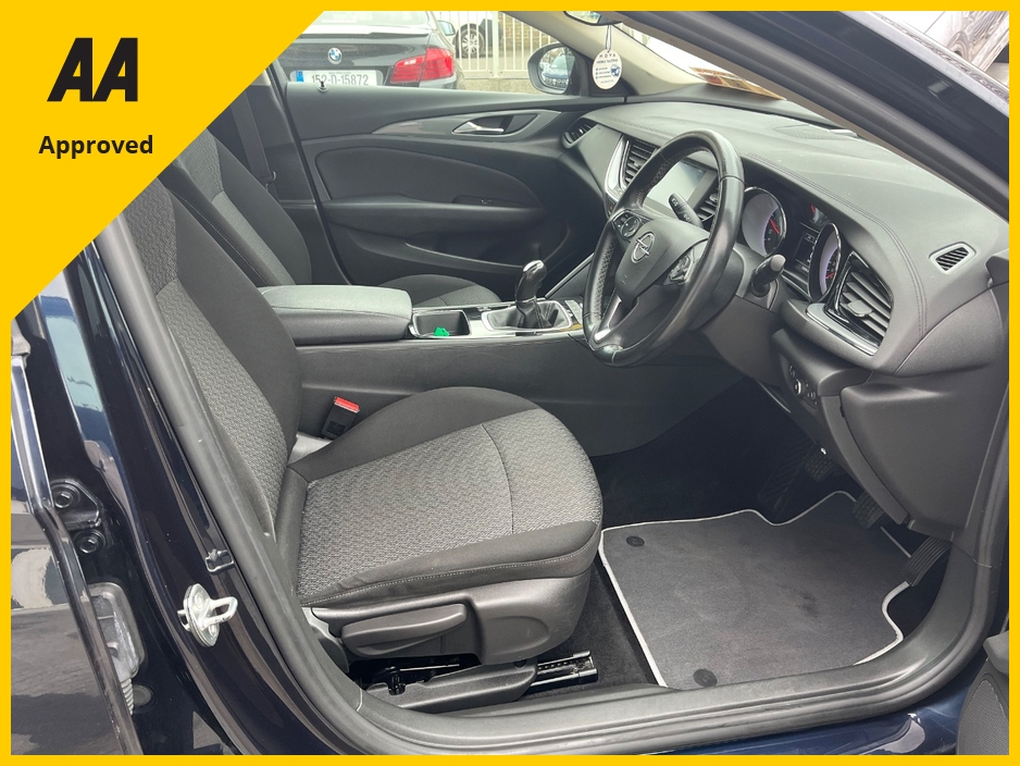 2020 Opel Insignia - image 9