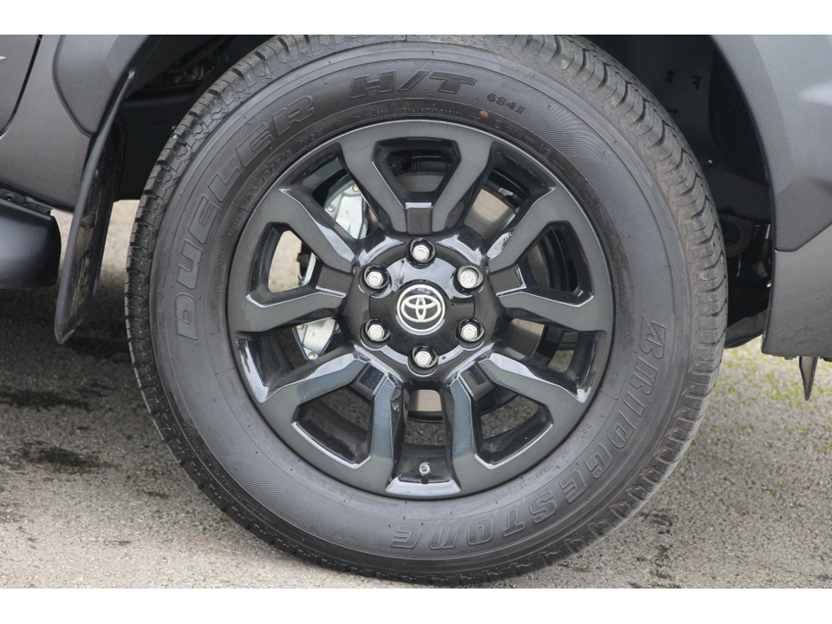 2025 Toyota Hilux - image 16