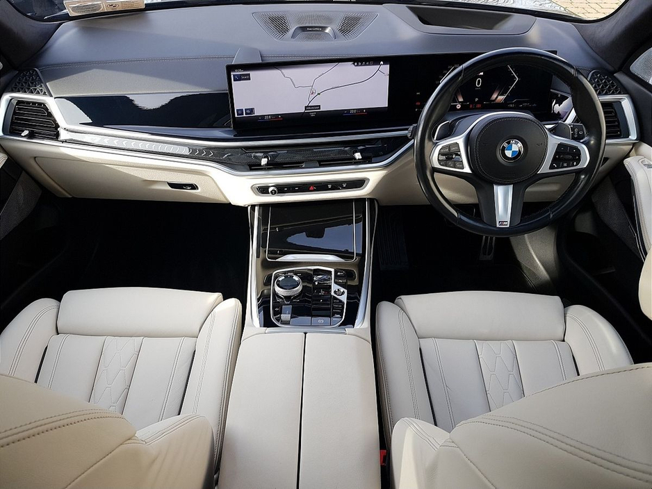 2023 BMW X7 - image 4