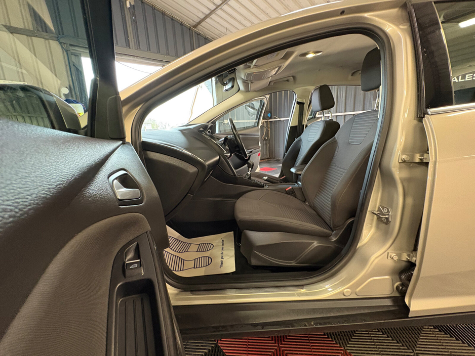 2018 Ford Focus - image 15