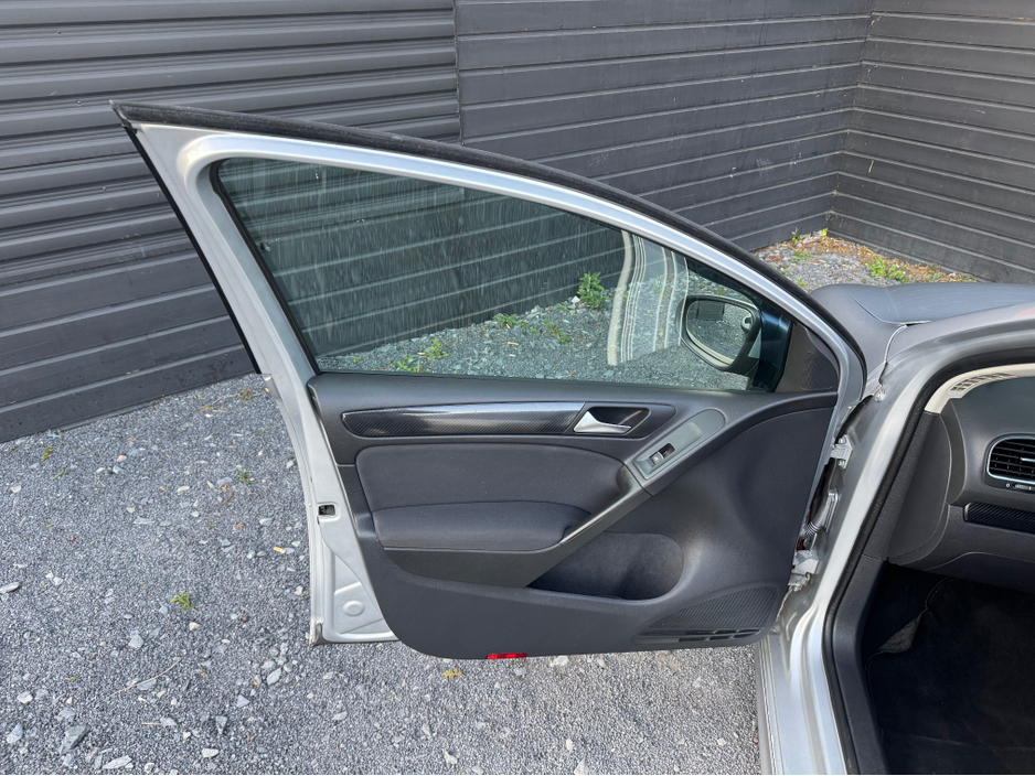 2012 Volkswagen Golf - image 17