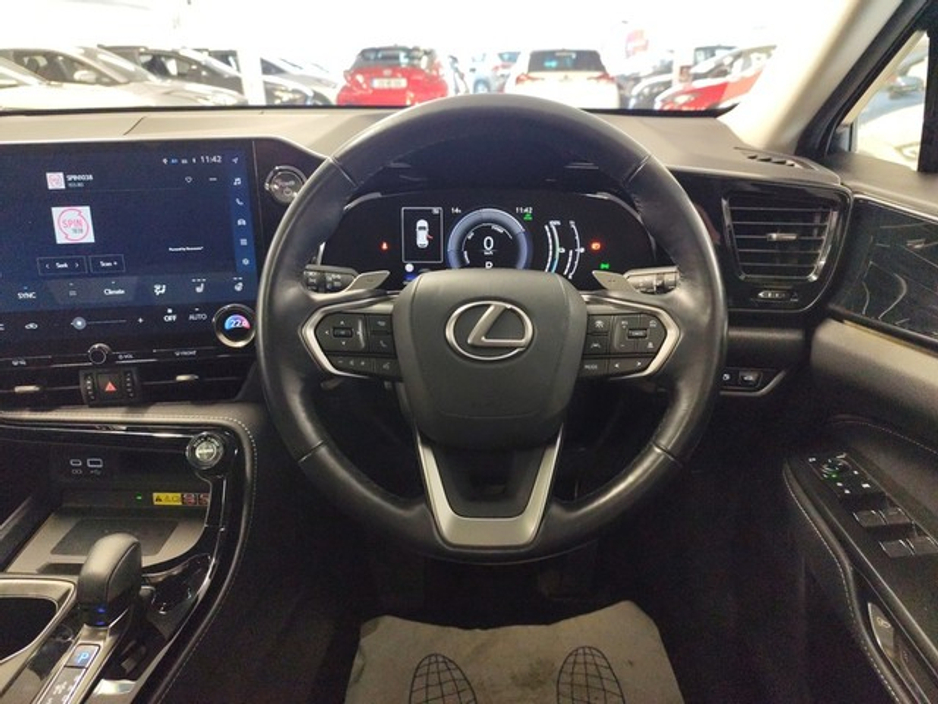 2022 Lexus NX 300 h - image 9