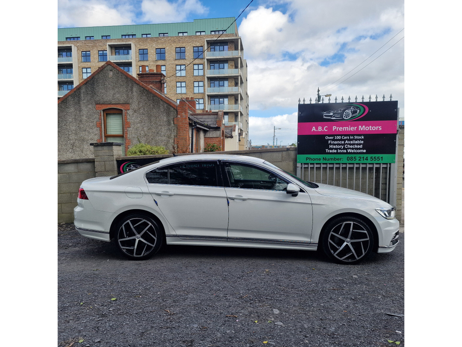 2019 Volkswagen Passat - image 3