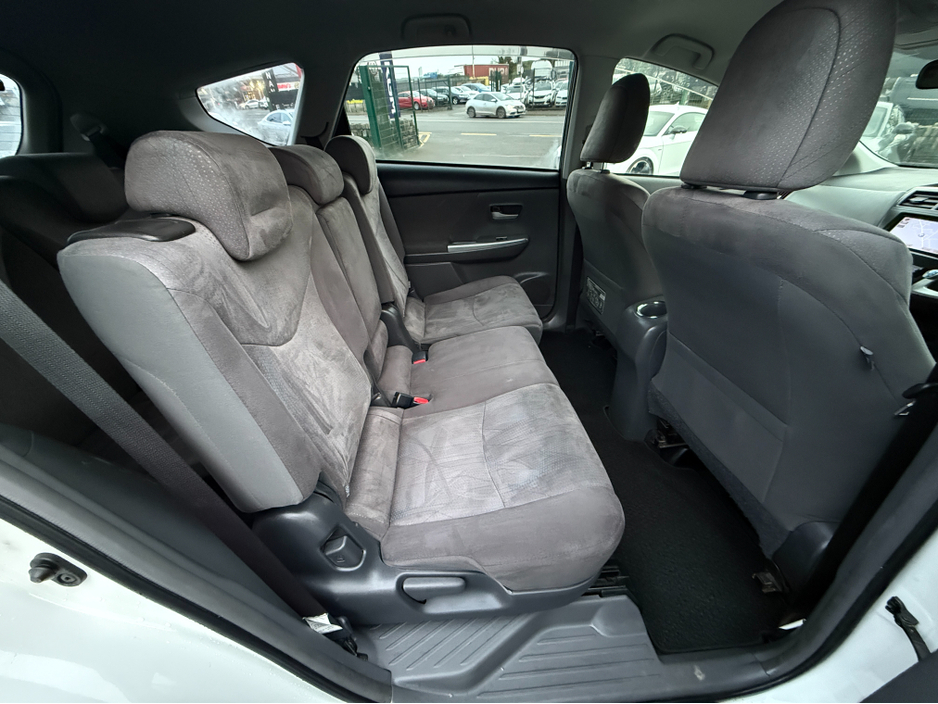 2014 Toyota Prius Alpha - image 9