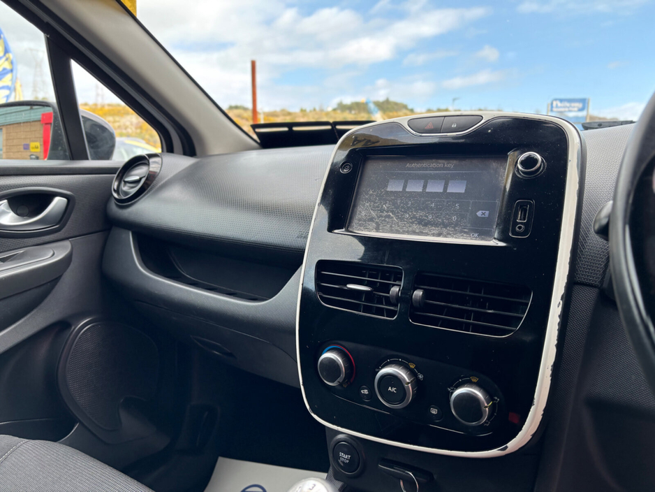 2015 Renault Clio - image 9