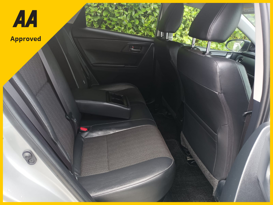 2016 Toyota Auris 1.8 PETROL HYBRID HALF LEATHER INTERIOR IMMACULATE INSIDE WITH ONLY 27,404kms COMPREHENSIVE SERVICE HISTORY (10 STAMPS) REVERSE CAMERA TOUCH SCREEN RADIO APPLE CARPLAY&ANDROIDAUTO FACTORY IMMOBILISER €16,795