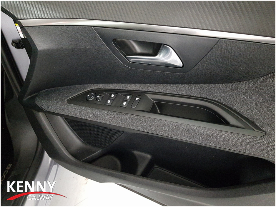 2022 Peugeot 5008 - image 22