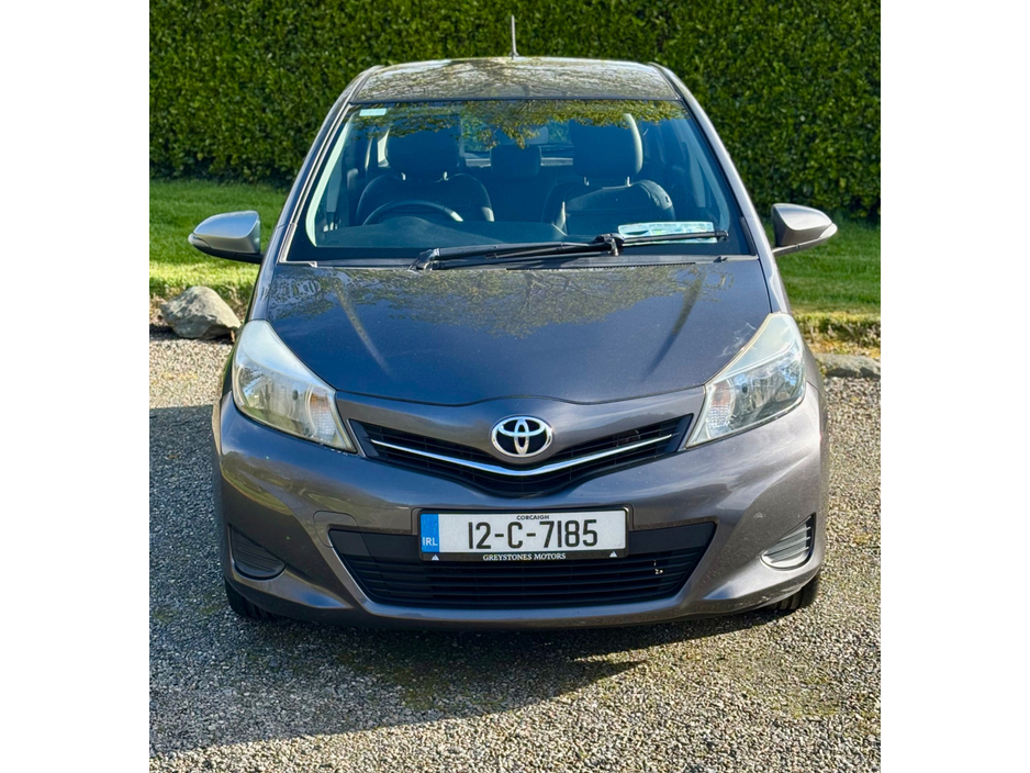 2012 Toyota Yaris - image 4