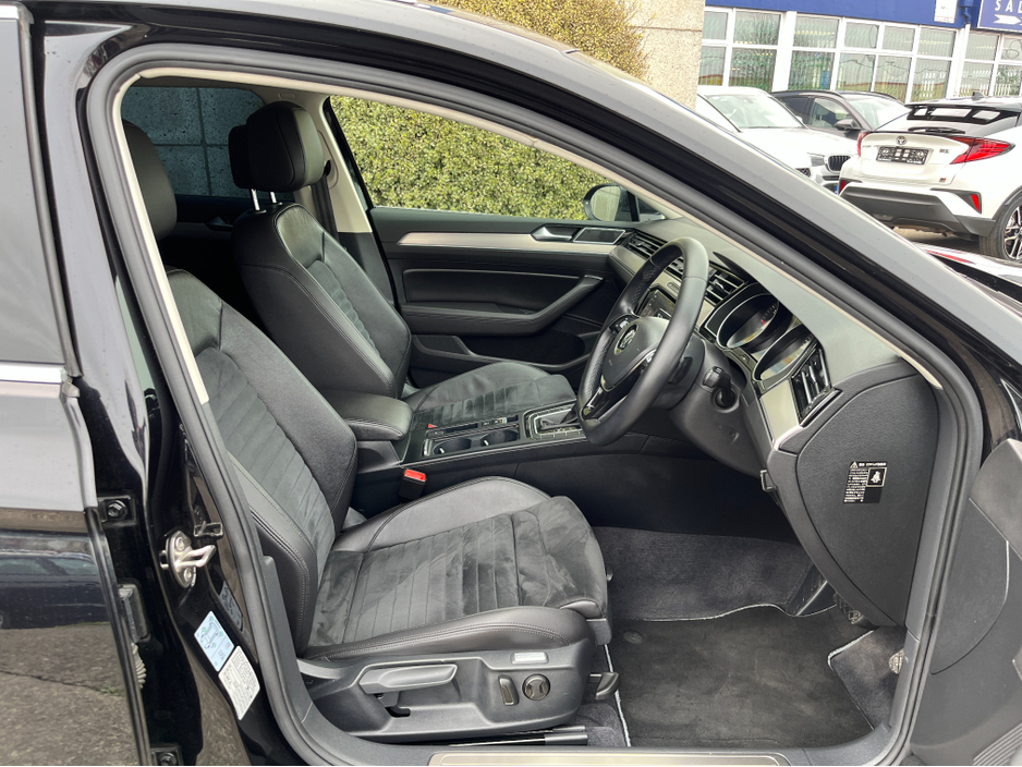 2019 Volkswagen Passat - image 11