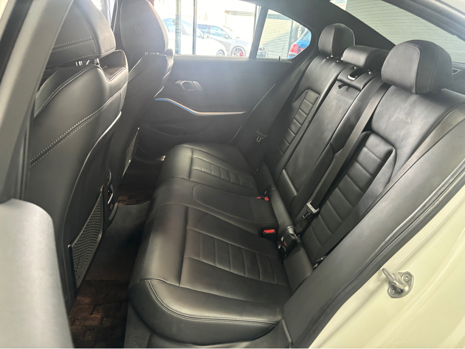 2021 BMW 3 Series - image 15