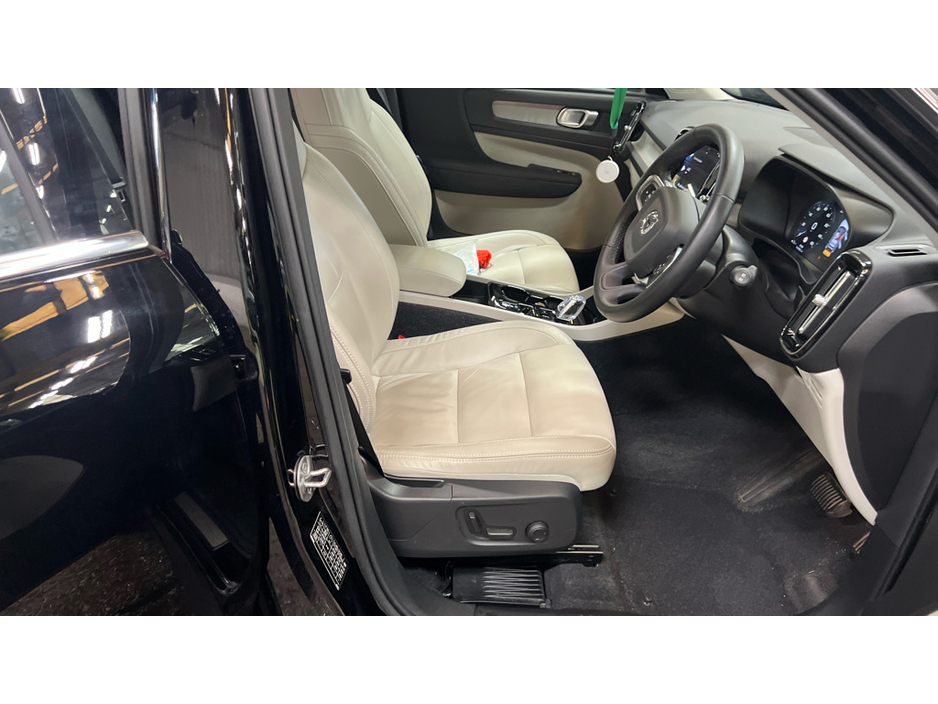 2022 Volvo XC40 - image 7