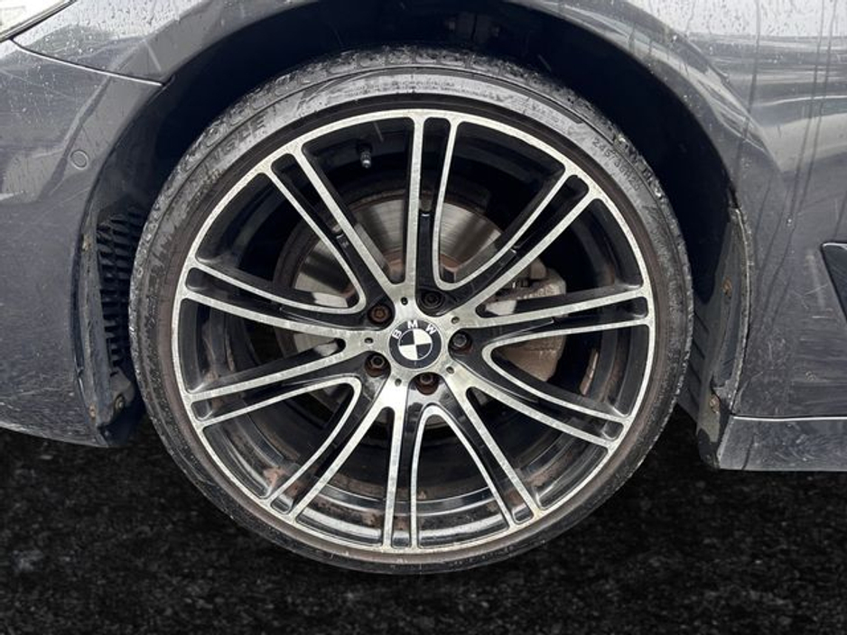 2018 BMW 5 Series - image 9
