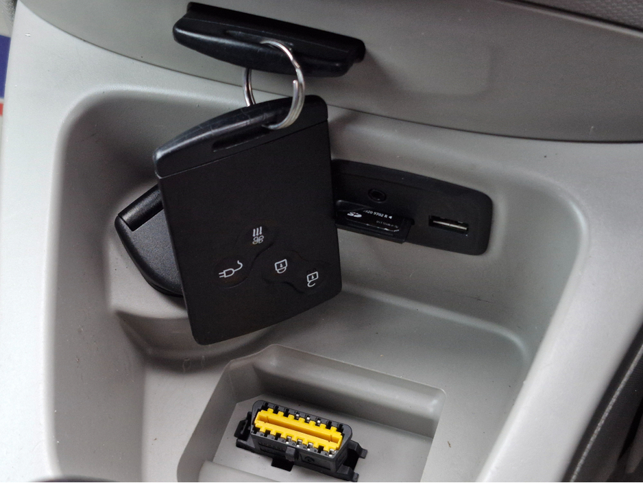 2015 Renault Zoe DYNAMIQUE INTENSE AUTOMATIC FULLY ELECTRIC NCT 02/27 *80KM RANGE* 2 KEYS/ SAT NAV/ TOUCH SCREEN MEDIA/ BLUETOOTH/ USB/ REVERSE CAMERA/ MULTI FUNCTION STEERING WHEEL/ HISTORY CHECKED €3,900