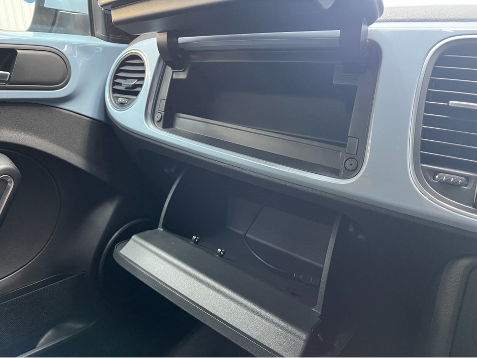 2013 Volkswagen Beetle - image 13