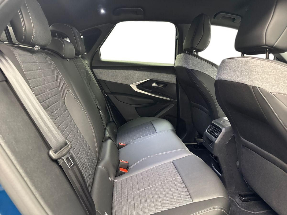 2025 Peugeot 3008 - image 10