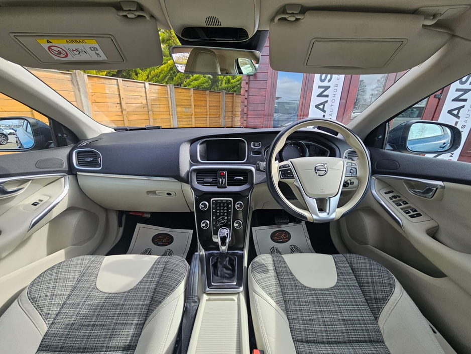 2019 Volvo V40 - image 22
