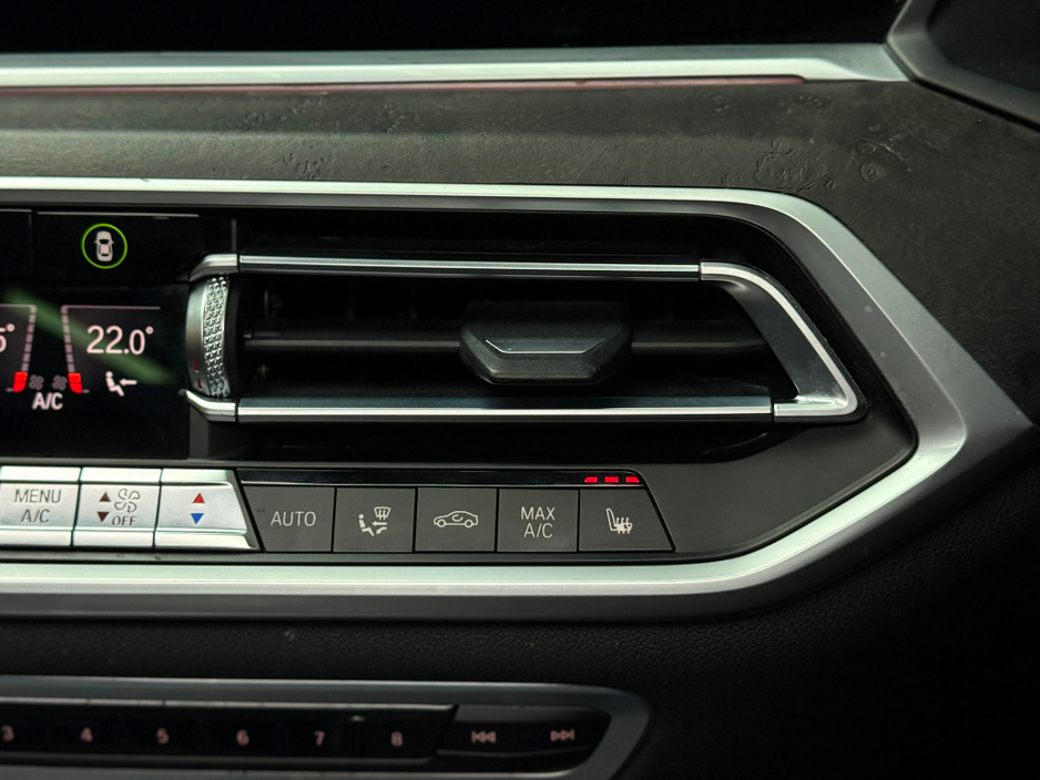 2020 BMW X7 - image 28