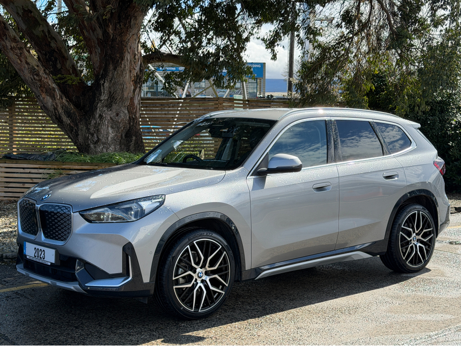 2023 BMW iX1 - image 3