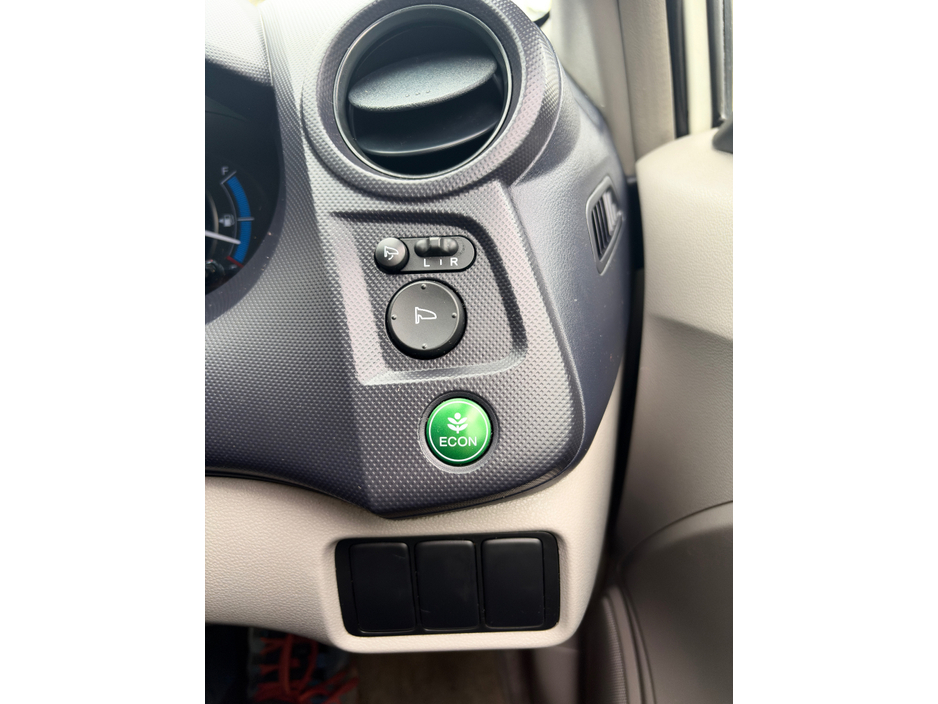 2009 Honda Insight - image 10