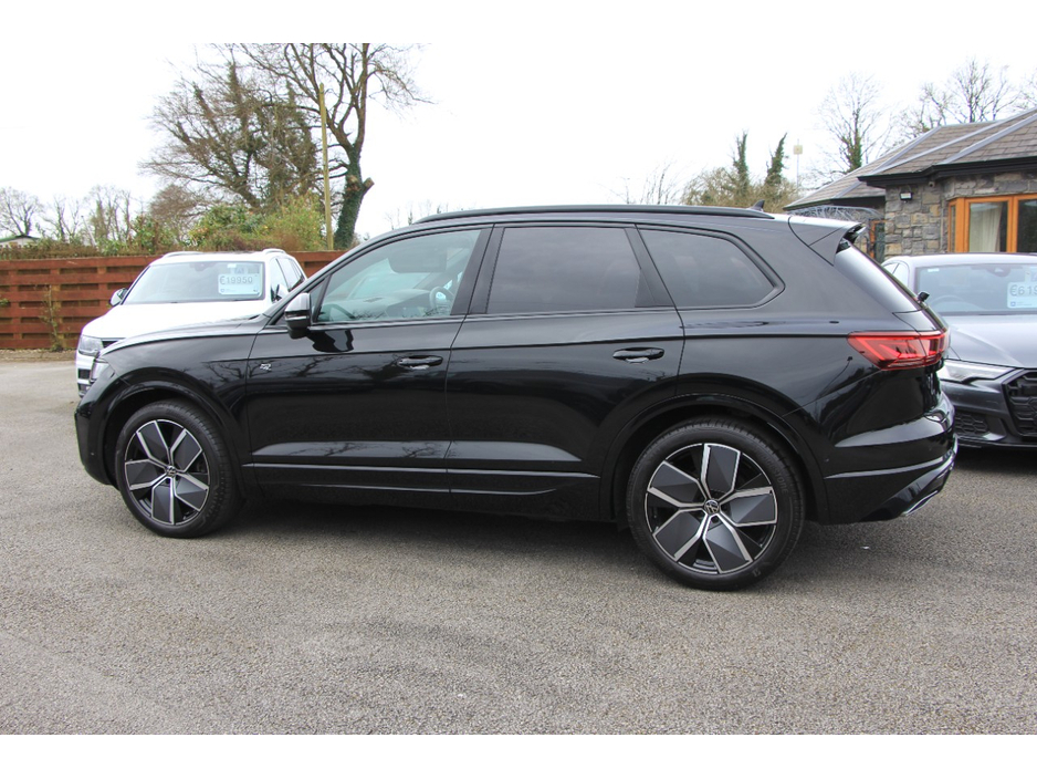 2025 Volkswagen Touareg - image 11