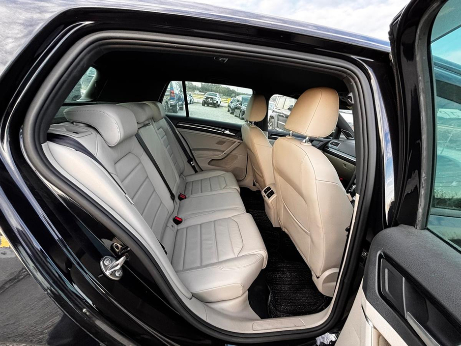 2019 Volkswagen Golf - image 2