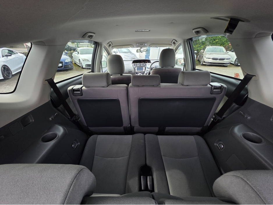 2013 Toyota Prius Alpha - image 11