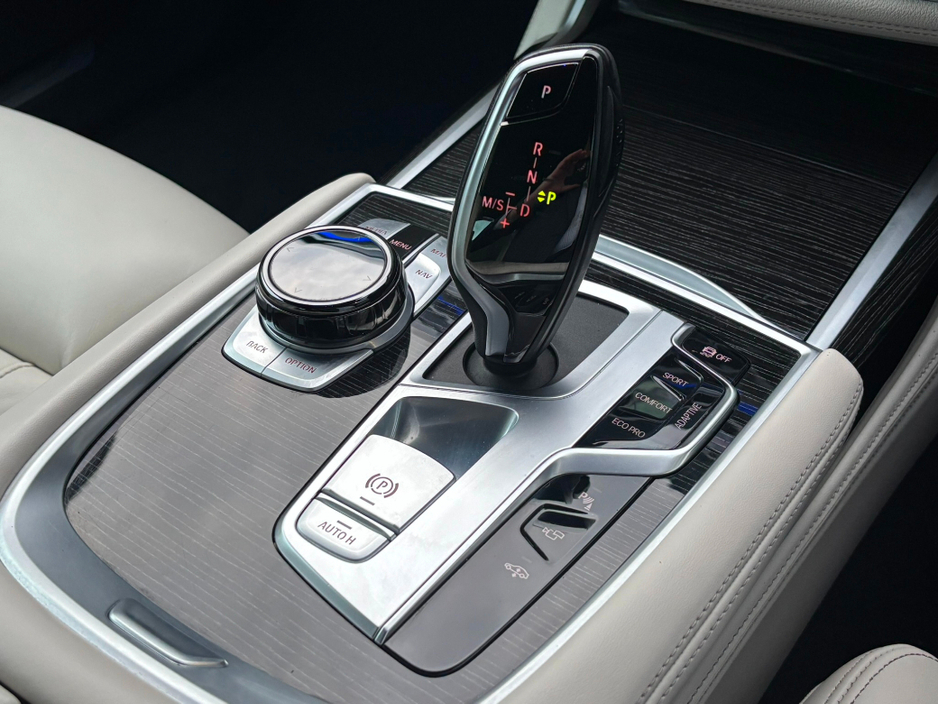 2020 BMW 7 Series - image 23