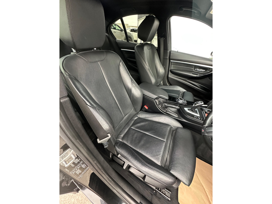 2019 BMW 3 Series - image 18