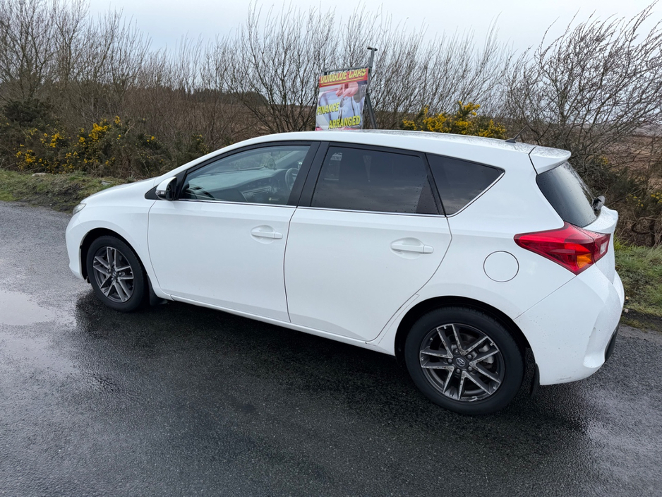 2015 Toyota Auris - image 4