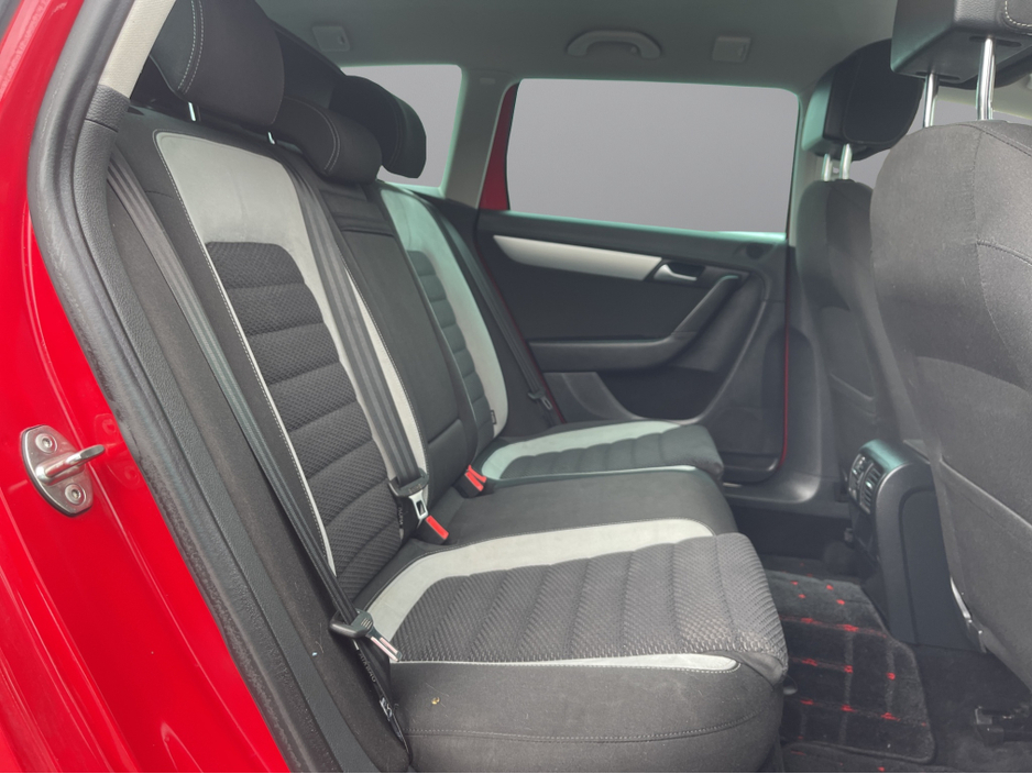 2015 Volkswagen Passat - image 11