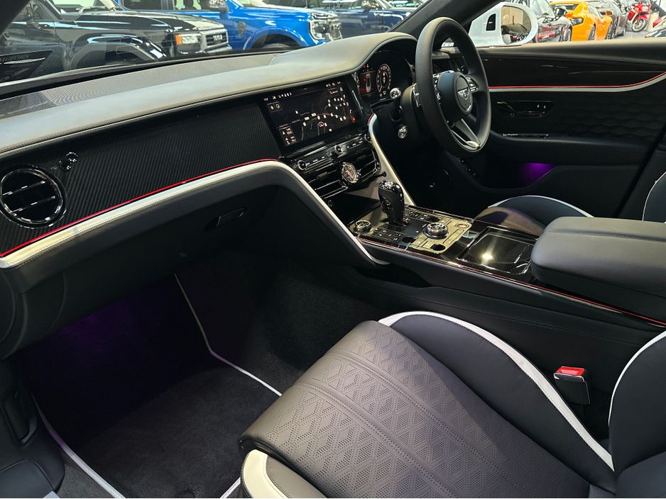 2025 Bentley Flying Spur - image 34