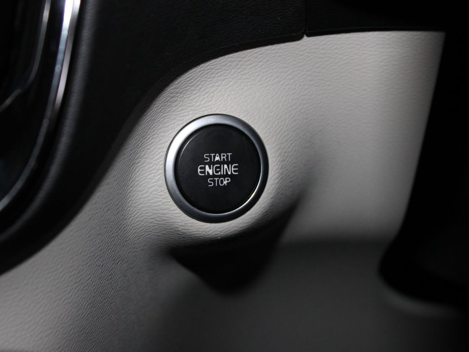 2020 Volvo XC40 - image 25