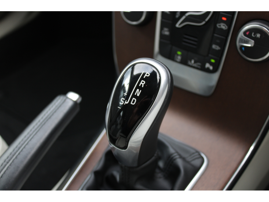 2017 Volvo V40 - image 16