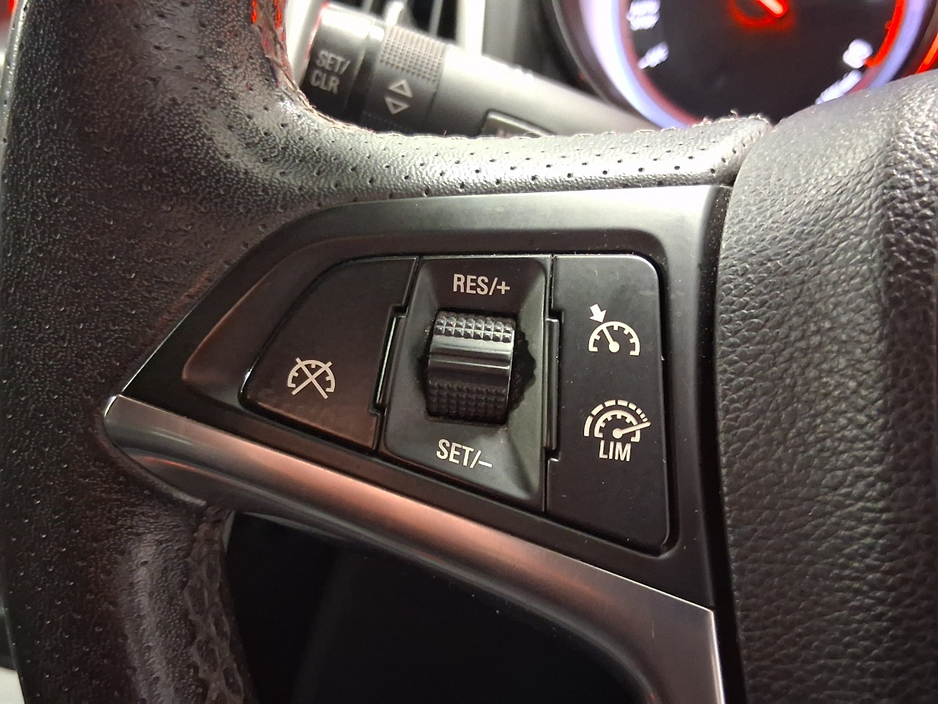 2014 Opel Astra - image 12