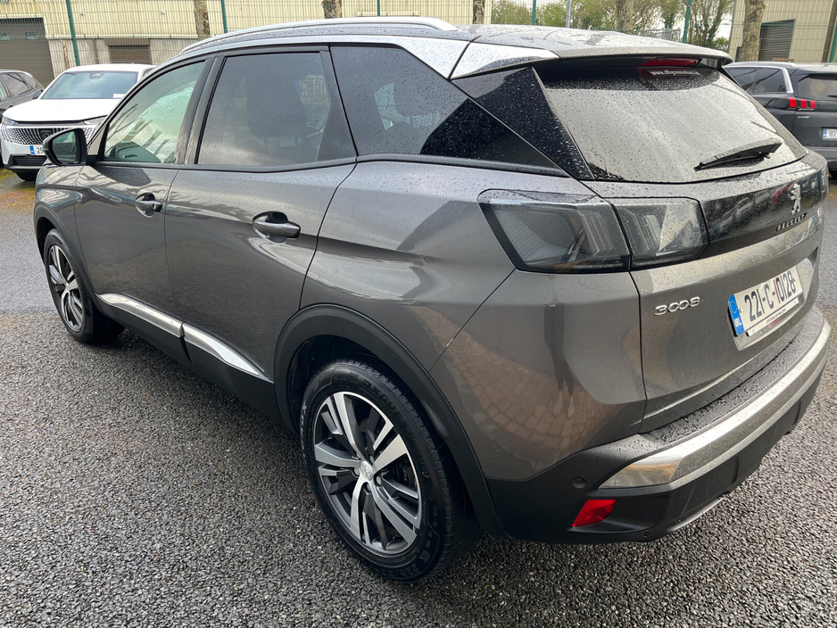 2022 Peugeot 3008 - image 2