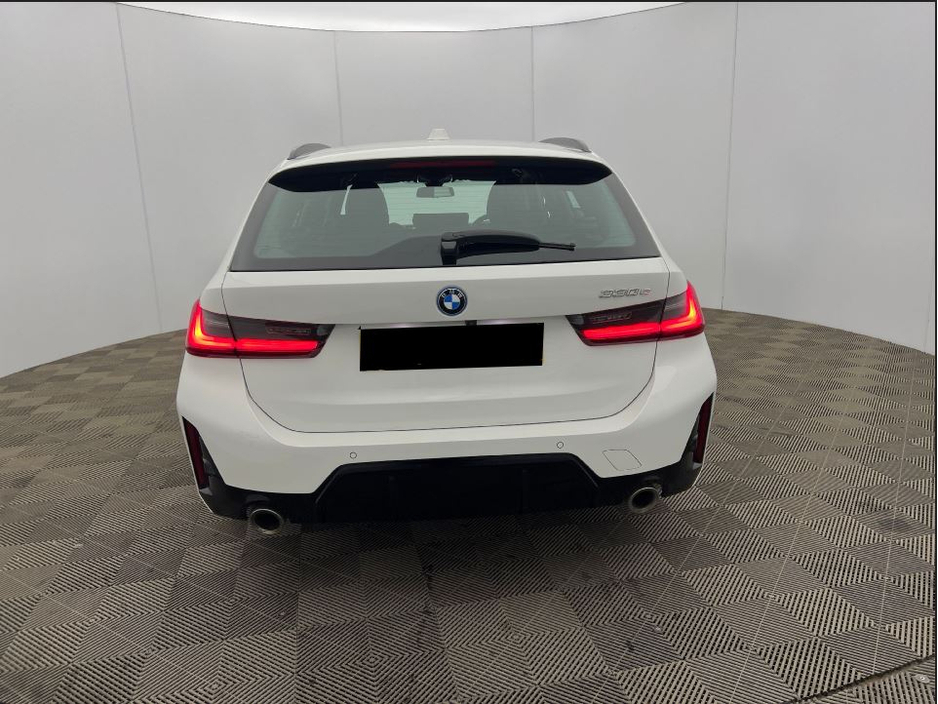 2023 BMW 3 Series - image 7