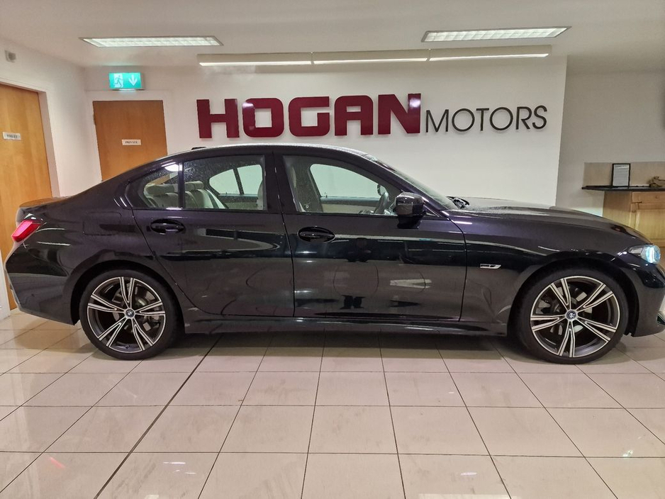 2023 BMW 3 Series - image 4