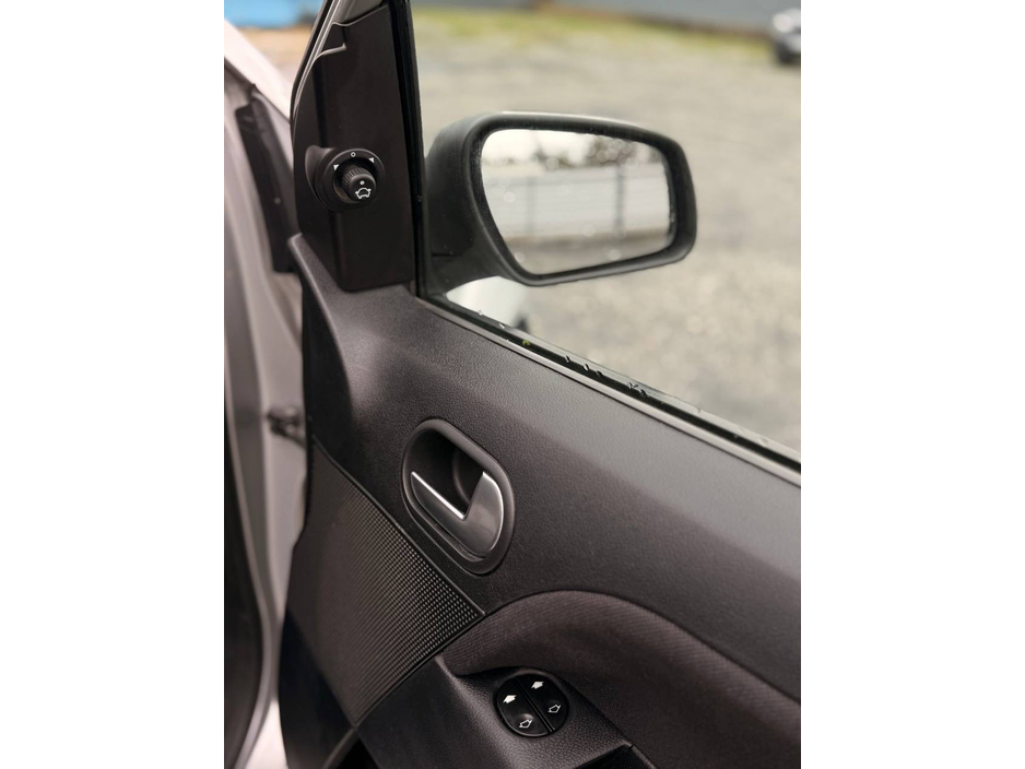 2007 Ford Fiesta - image 25