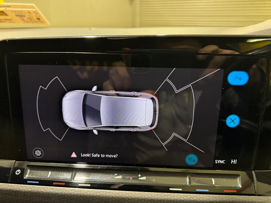 2022 Volkswagen Golf - image 23