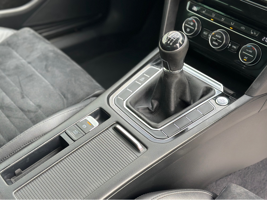 2016 Volkswagen Passat - image 20