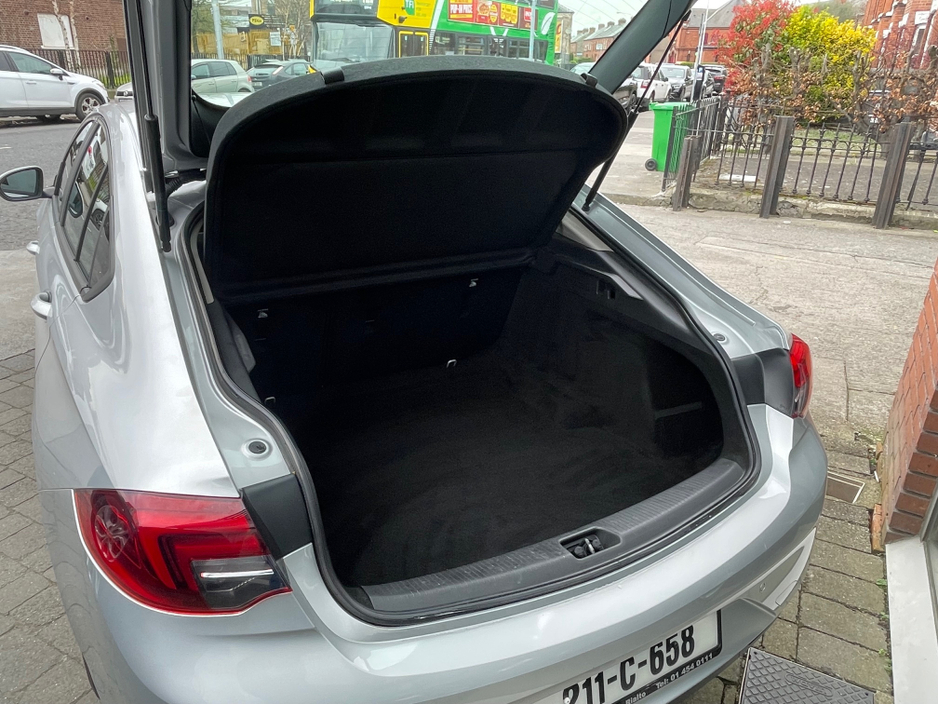 2021 Opel Insignia - image 10