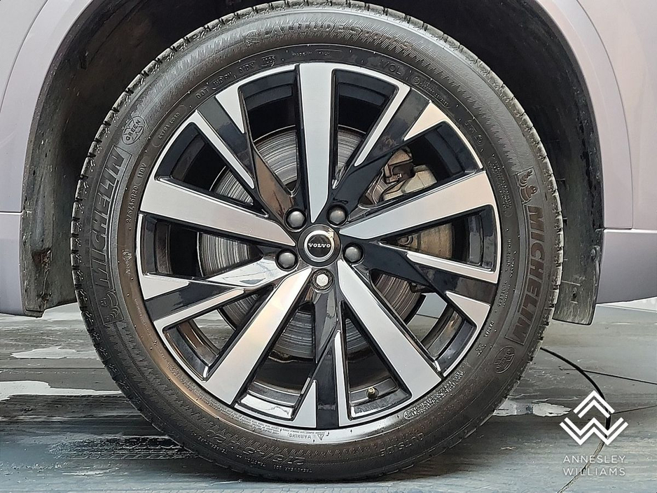 2025 Volvo XC90 - image 12