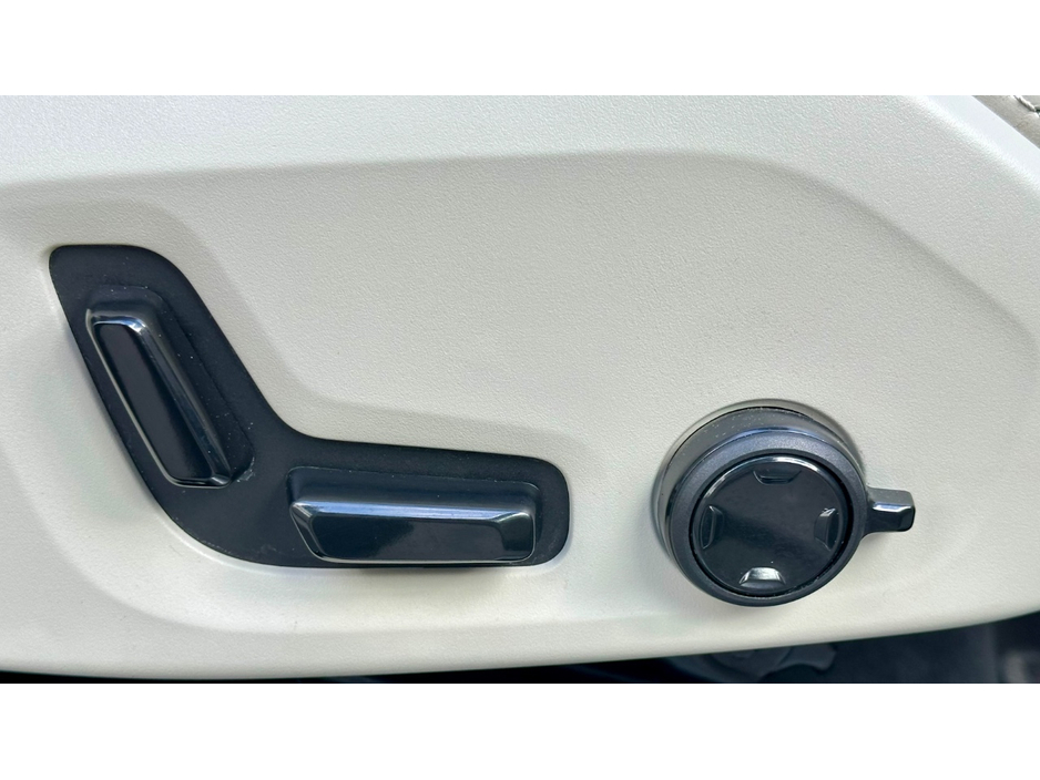 2025 Volvo XC90 - image 16