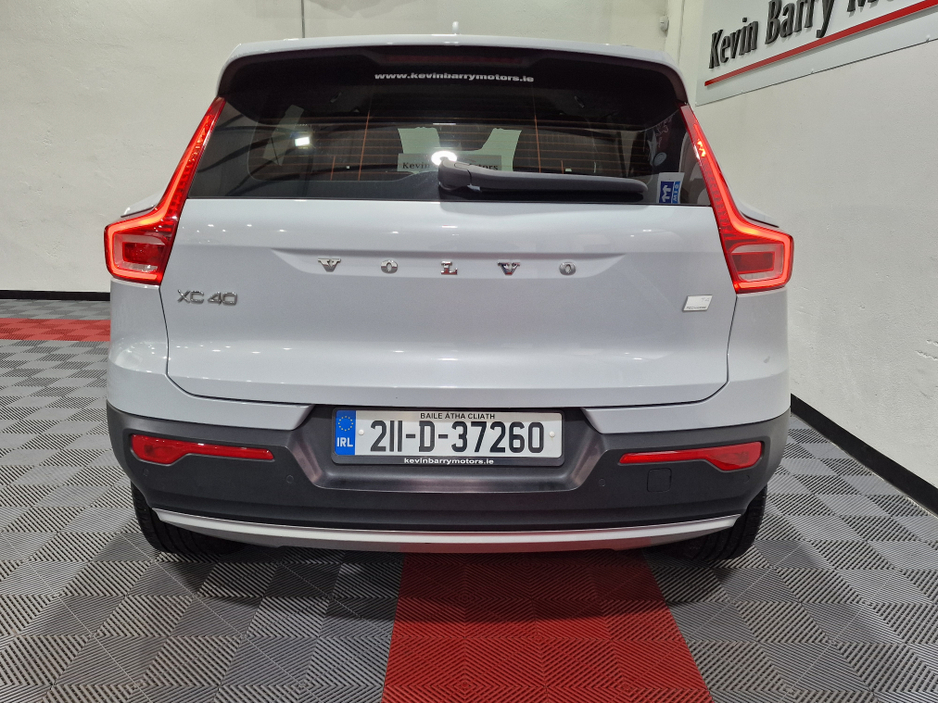 2021 Volvo XC40 - image 3